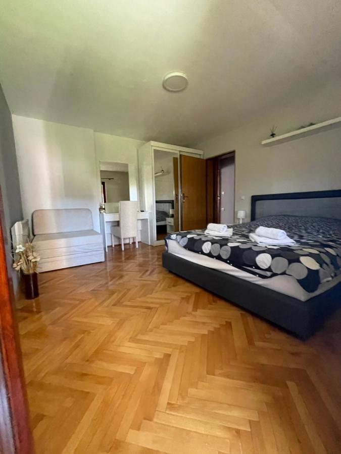 Apartmán Leo Ni Exteriér fotografie